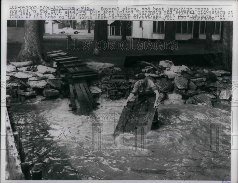 1959 Press Photo Clifford Heinzl of Wisconsin, retrieve part of the damaged Pier - Historic Images