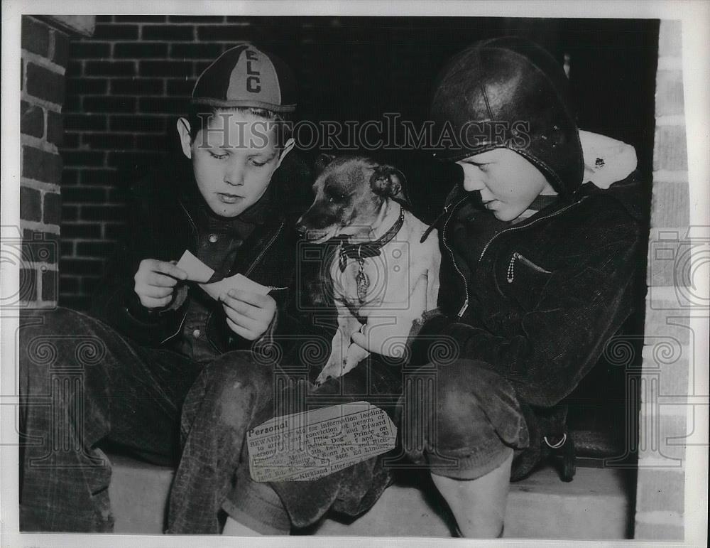 1938 Press Photo Joe and Ed Lindsey look at photo of their murdered dog, Prince - Historic Images