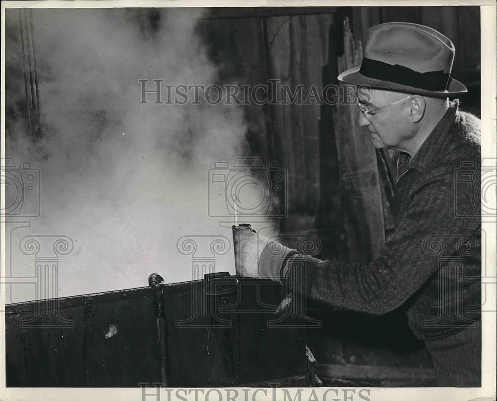 1941 Press Photo A. F. Waite making maple syrup - nea42630 - Historic Images