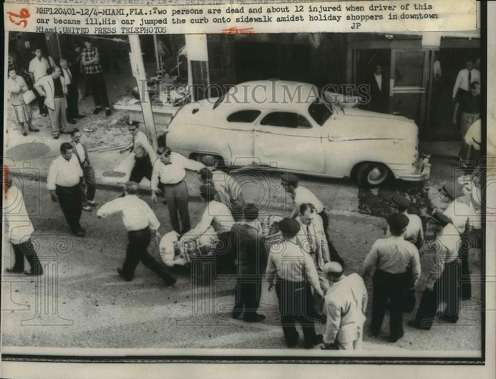 1957 Press Photo Car jumps curb & kills 2 injure 12 in Miami, Fla. - nea35683 - Historic Images