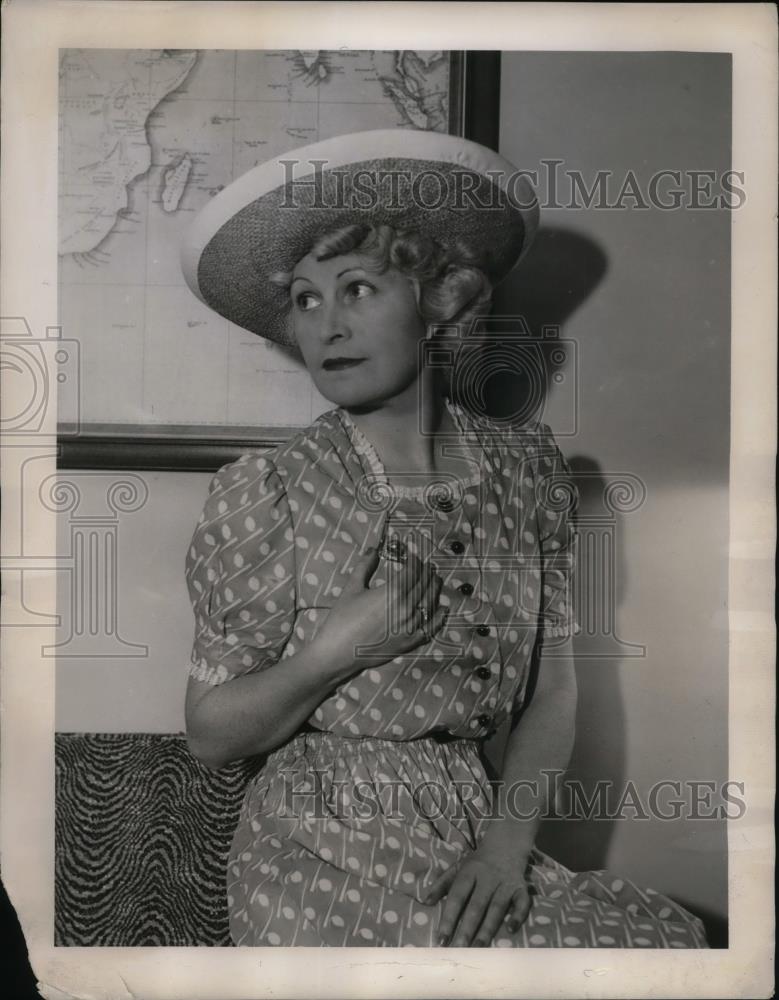 1938 Press Photo Maude I. Hall at NY World's Fair in fancy dress - nea34638 - Historic Images