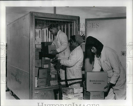 Press Photo workers unloading a Avcold/Uni-Reef container from Avco Corp. - Historic Images