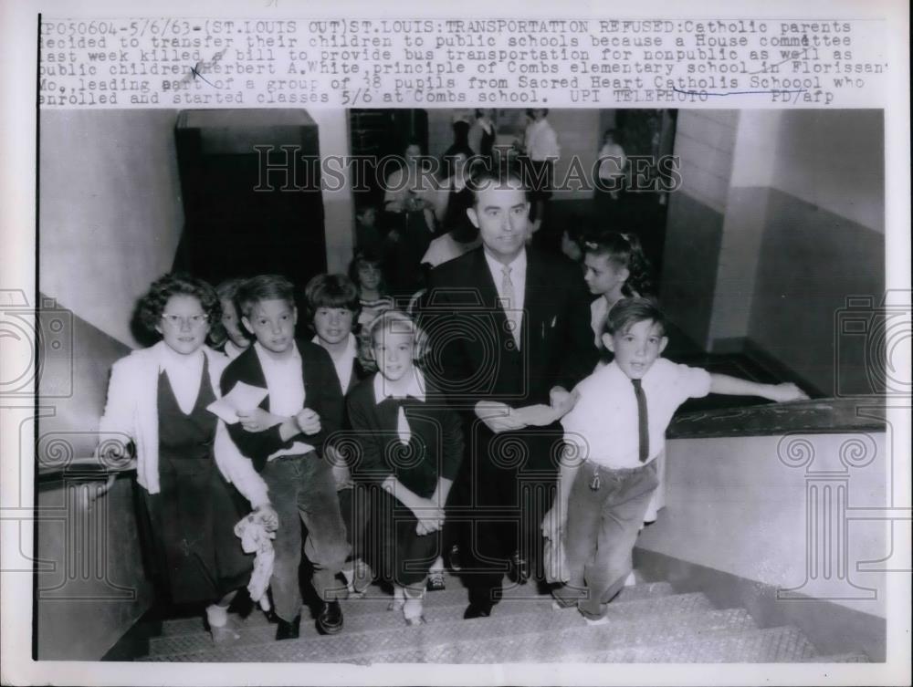 1963 Press Photo Catholic Parents School Children to Go Public Since Bus Issues - Historic Images