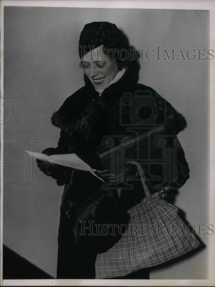 1936 Press Photo Ann Hausk Of 3800 Carpenter St Looks Over Application - Historic Images