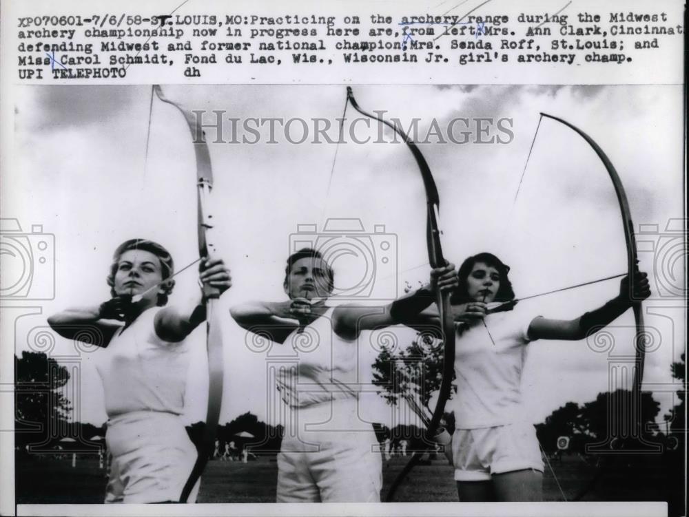 1958 Press Photo College Archers Anne Clark, Sonda Roff, & Carol Schmidt - Historic Images