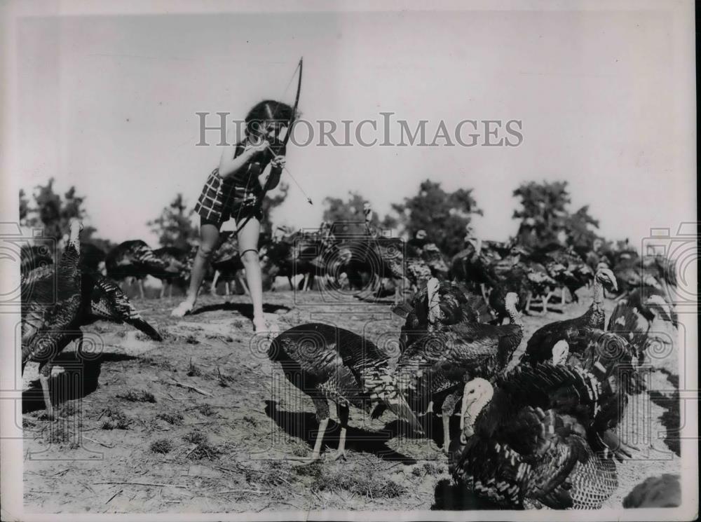 1937 Press Photo Estelle Greene Red Bluff Californoa Turkeys - nea39717 - Historic Images