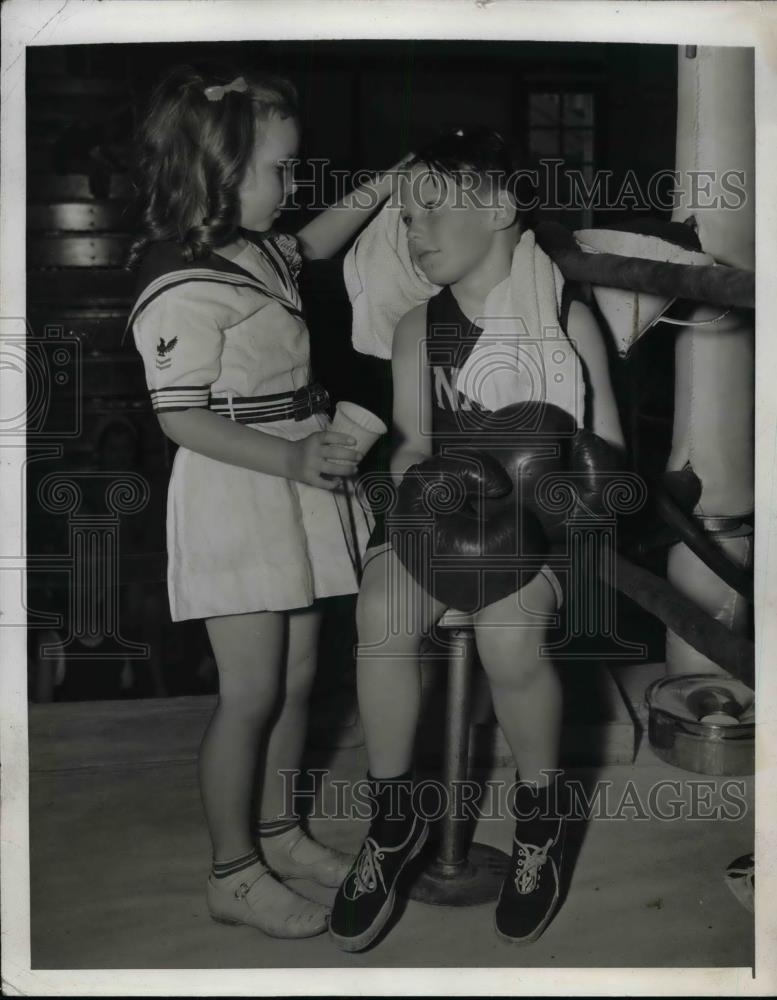 1941 Press Photo youth boxer Robert McHugh in corner at Navy Jr. Championship - Historic Images