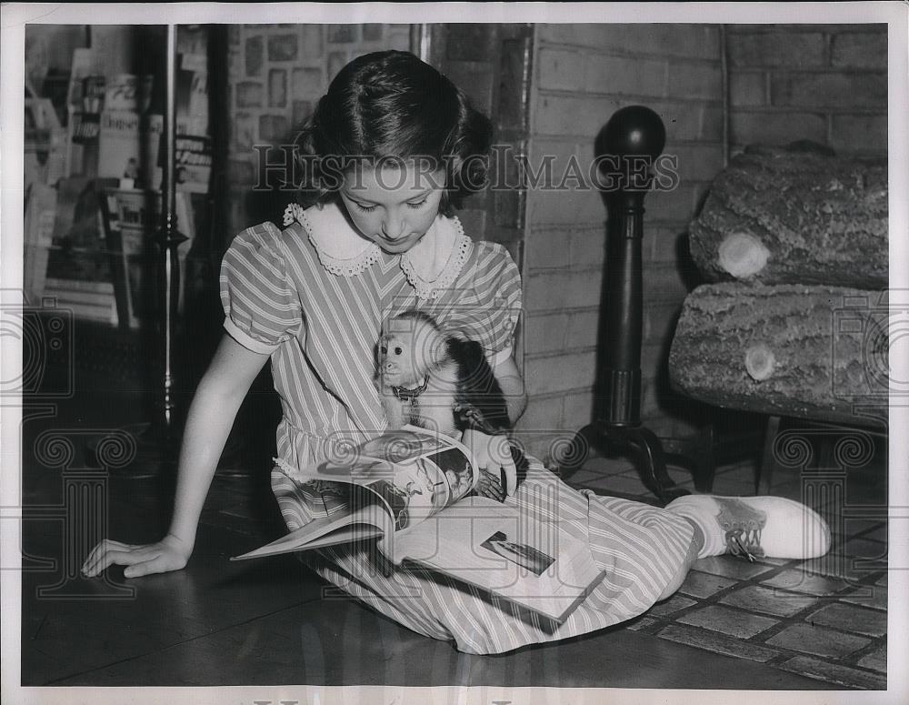 Press Photo Miss Carol Keller, 10, her pet monkey, Squeaky at Brooklyn Library - Historic Images