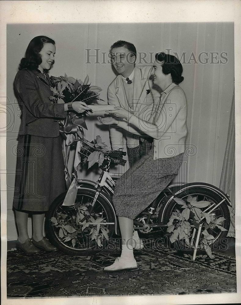 1938 Press Photo Louis Reynal And Wife Receive Tandem Children&#39;s Welfare Fed. - Historic Images