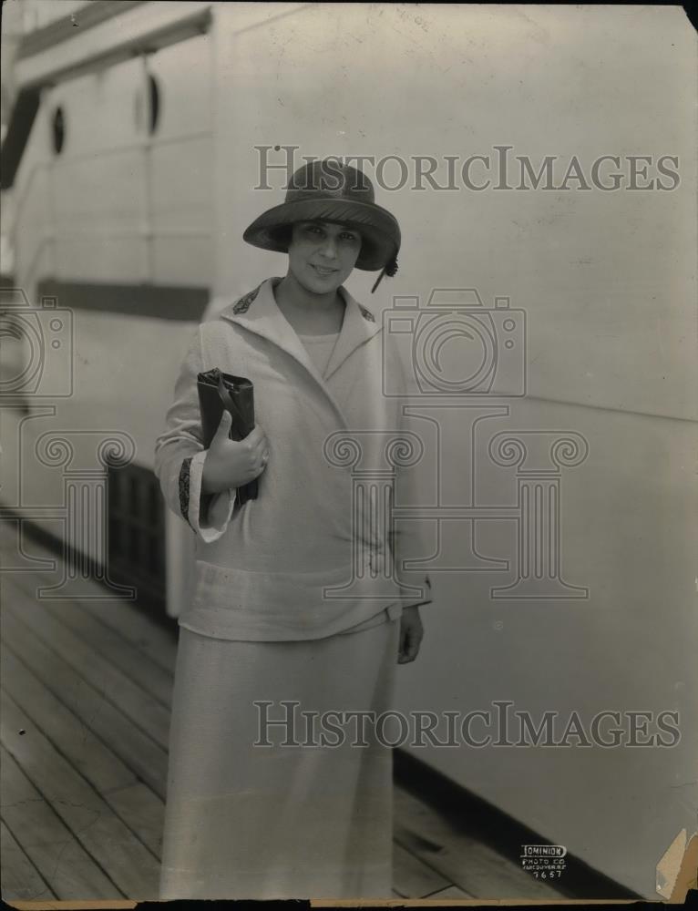 1924 Press Photo Refugee Reaches Vancouver on SS Empress of Canada - nea37011 - Historic Images