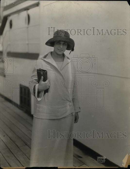 1924 Press Photo Refugee Reaches Vancouver on SS Empress of Canada - nea37011 - Historic Images