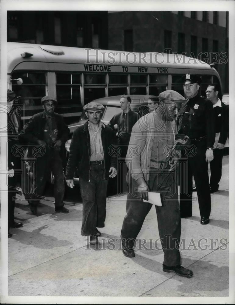 1941 Press Photo Roundup of Longshoremen by Dewey&#39;s Office - nea34868 - Historic Images