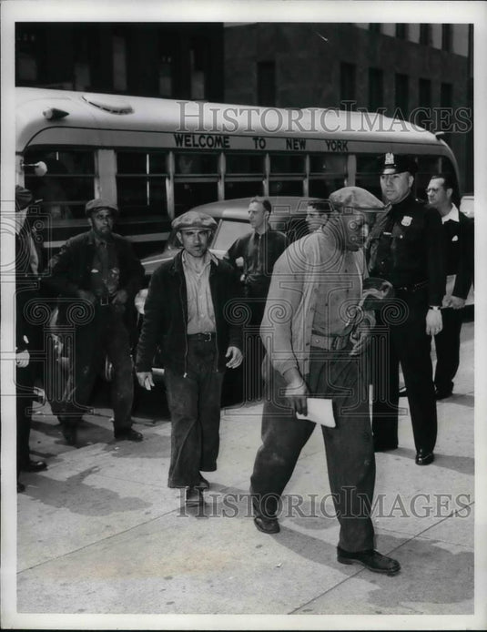 1941 Press Photo Roundup of Longshoremen by Dewey's Office - nea34868 - Historic Images
