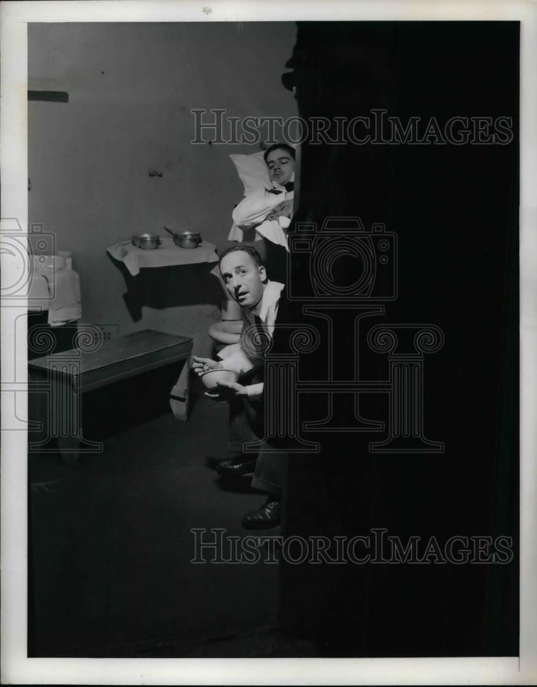 1941 Press Photo The cell in the Old Tombs - nea37755 - Historic Images