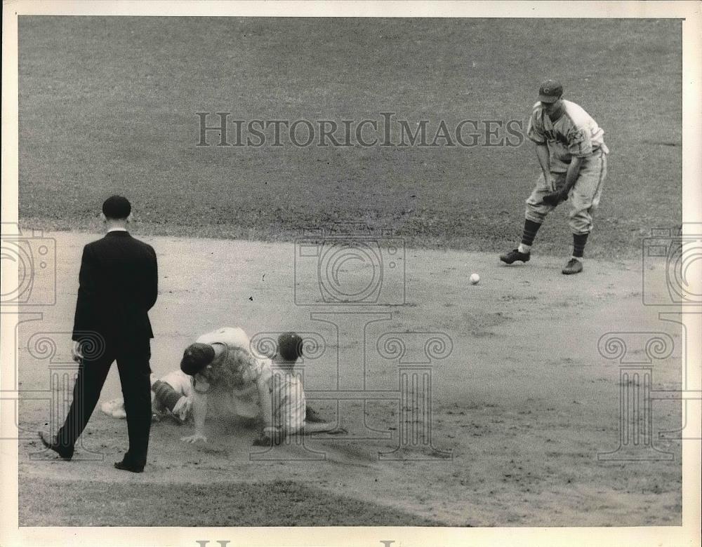 1939 Press Photo Giants Scalzi Slides Safely Into 2nd On Steal - nea42985 - Historic Images