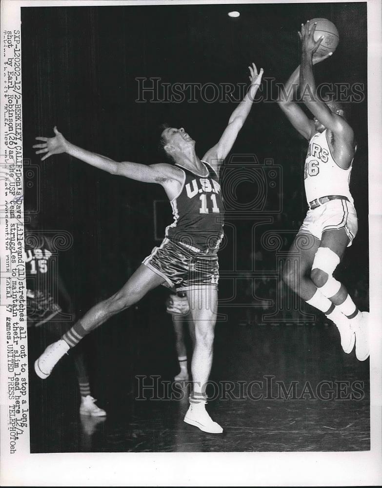 1956 Press Photo Don&#39;s Dave Lillevand Tries To Block Shot By USF&#39;s Earl Robinson - Historic Images