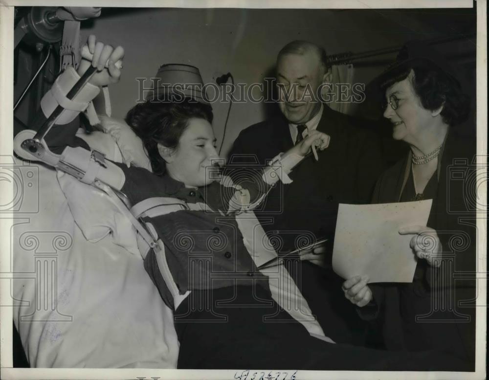 1939 Press Photo Lucy Evans Shows Shorthand to Carla Saxton Paralysis Victim - Historic Images