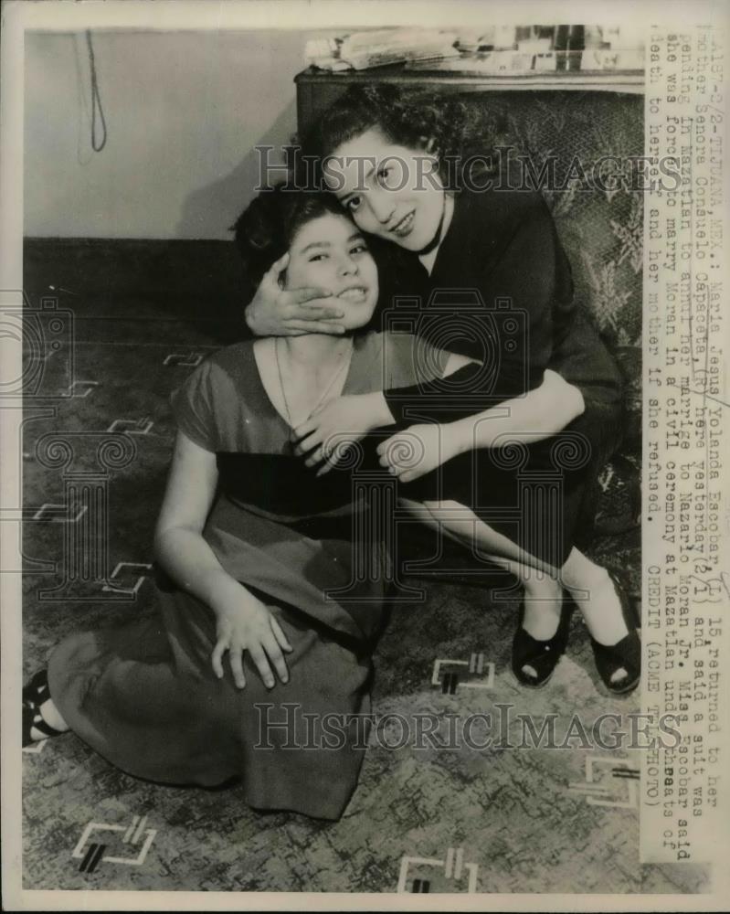 1948 Press Photo Senora Consuelo Capacete and Daughter Maria Jesus Escobar. - Historic Images
