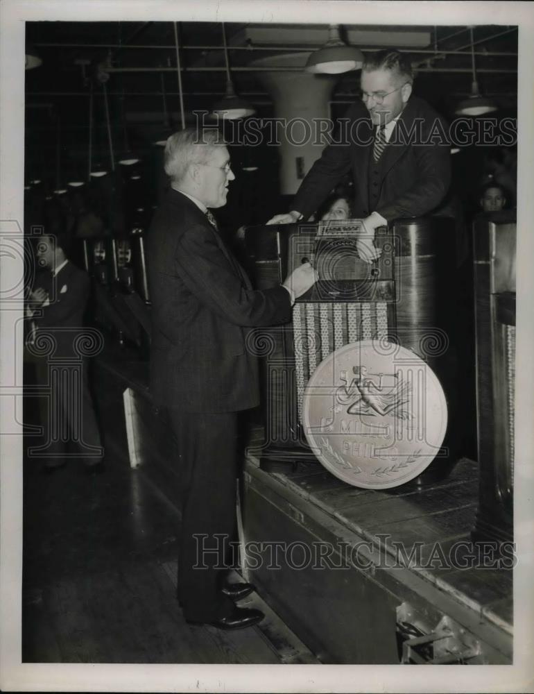 1940 Press Photo Mayor Robert Lamberton receiving radio from George Deming - Historic Images