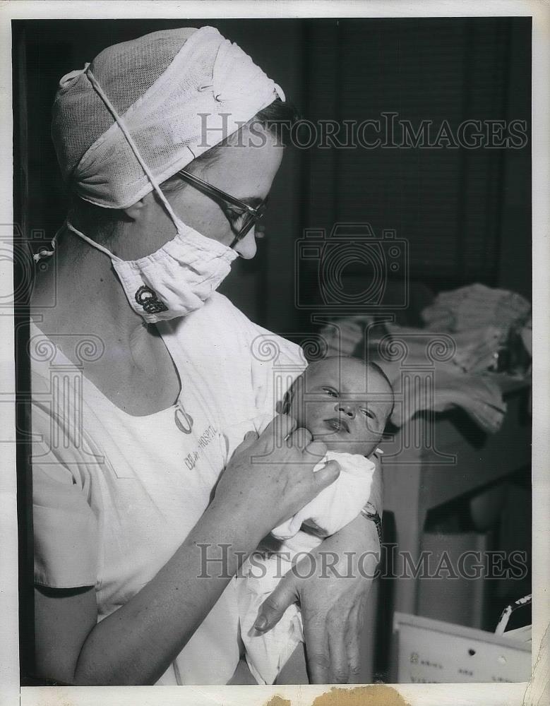1951 Press Photo Nurse Margaret Fryle holds daughter of Fireman Hyenry dyer who - Historic Images