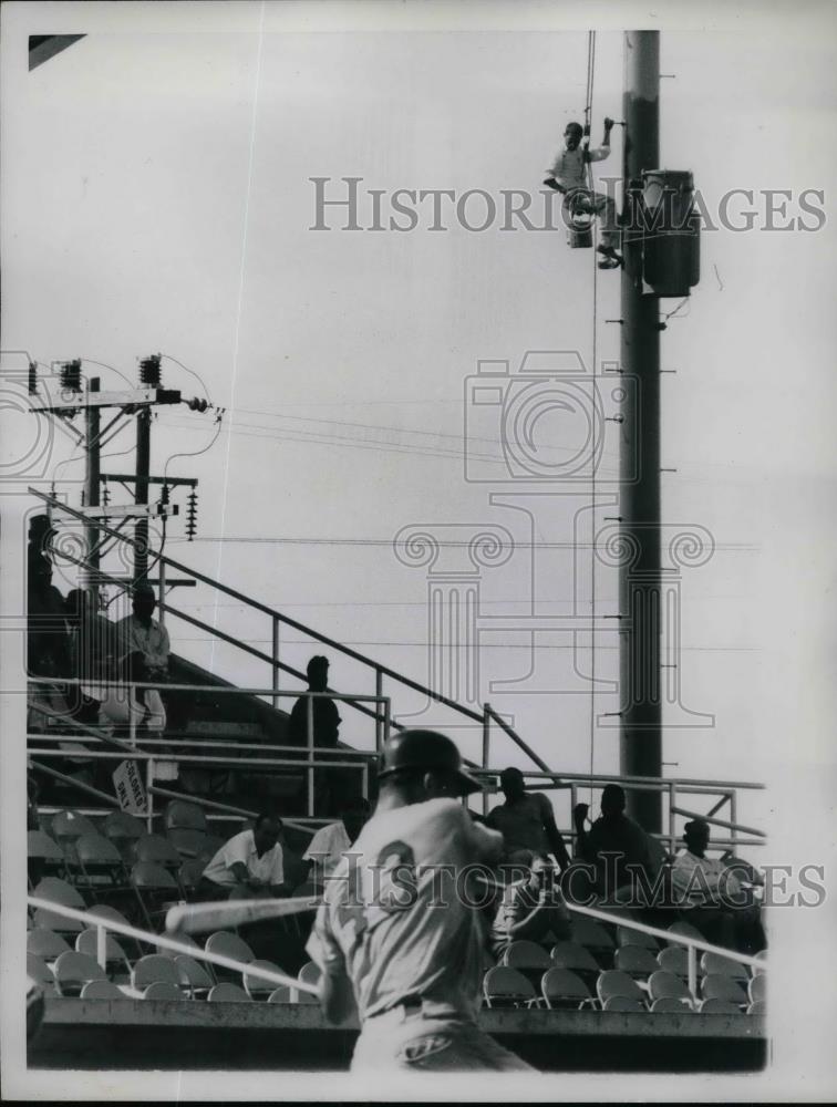 1961 Press Photo Pole Worker Watches Duke Carmel Infielder Cardinals During Game - Historic Images