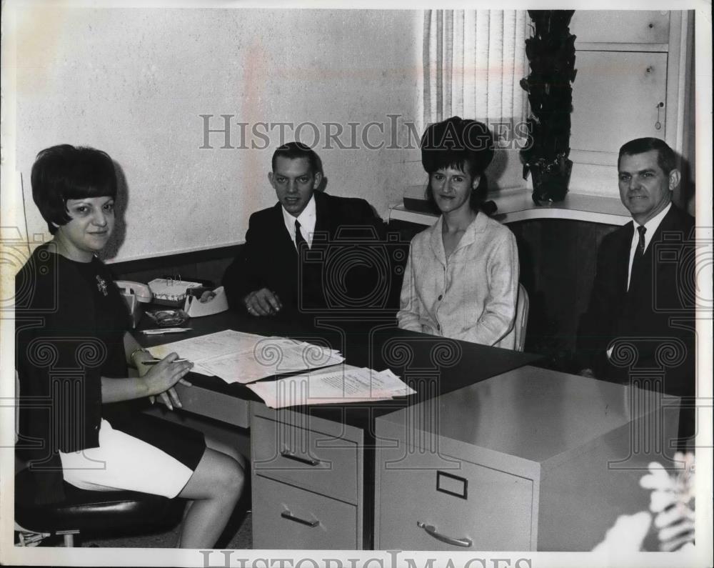 Press Photo Marilyn LiPuma Of Brokers Morgage Co. With Billy Ray Hall And Family - Historic Images