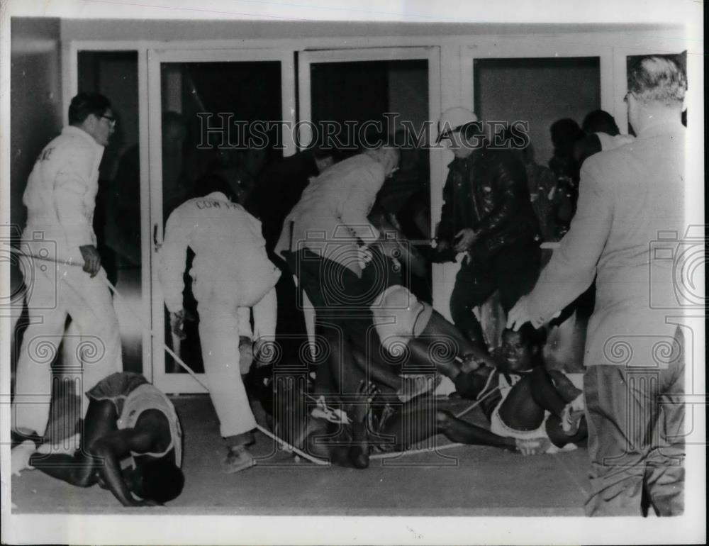 1968 Press Photo Injured Sprinters in All-American Track and Field Games - Historic Images
