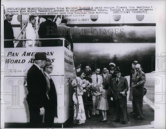 1951 Press Photo Japanese Prime Minister Yoshida & Miss Midori At Airport - Historic Images