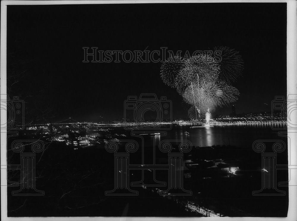 1957 Press Photo Fireworks display at NY World Trade Fair - nea35363 - Historic Images