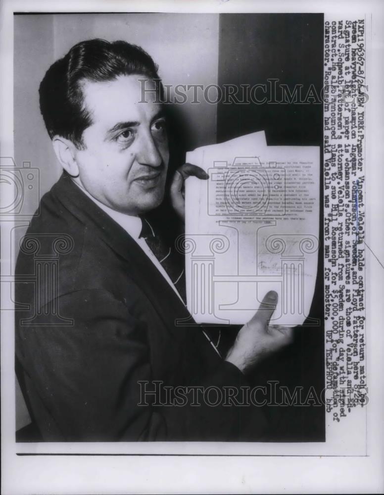 1959 Press Photo Vincent Velella & contract for boxing Johansson vs Patterson - Historic Images