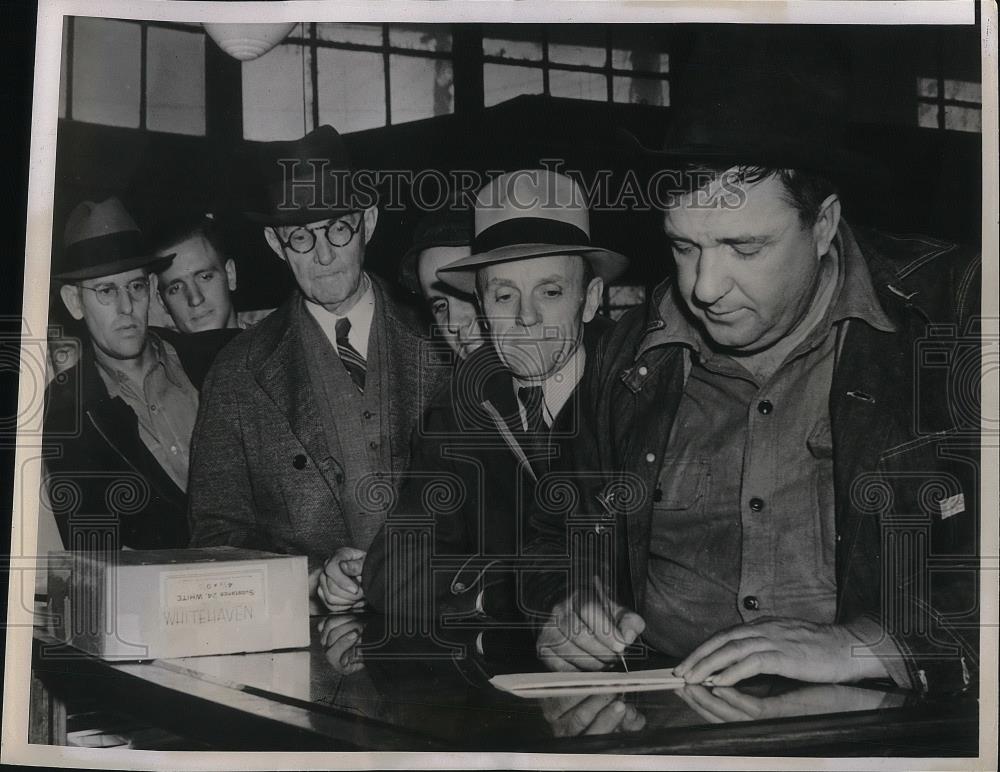 1938 Press Photo Tenn cotton farmer DE Arnett votes on govt farm program - Historic Images