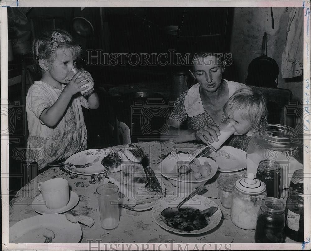 1947 Press Photo A coal miners family at their home - nea36437 - Historic Images