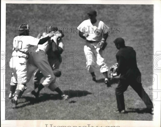 1950 Press Photo Players Paul Minnerand Jim Russell Fighting on Field in Chicago - Historic Images