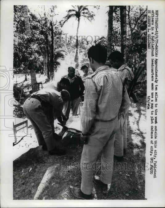 1971 Press Photo Pakistani Officers in battlefront Headquarters camp in Dacca. - Historic Images