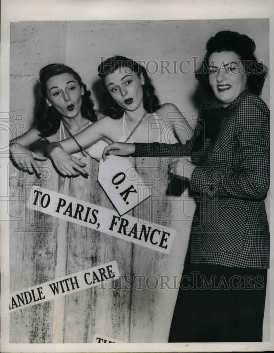 1947 Press Photo Priscilla and Patricia Emery, Stephanie Koret, Design Delivery - Historic Images