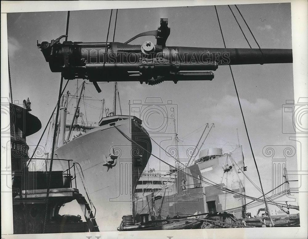 1942 Press Photo Heavy gun loaded to a ship in the USA - nea35120 - Historic Images