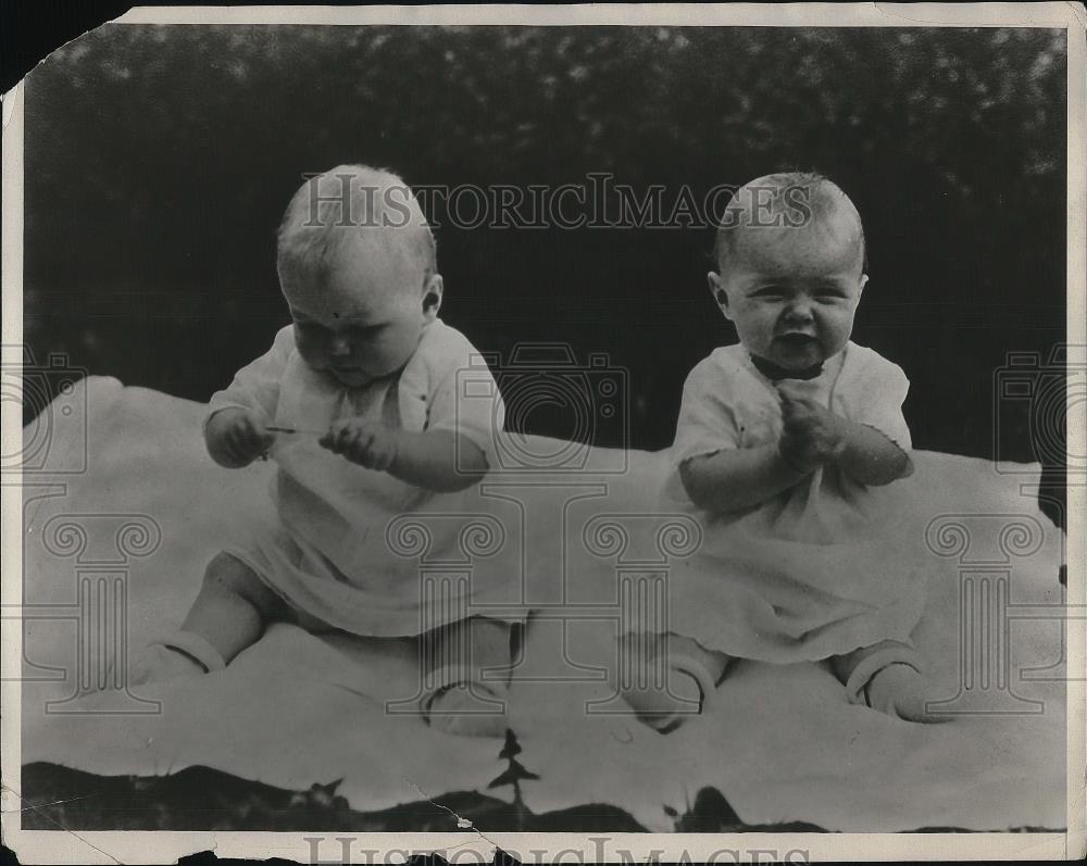 1931 Press Photo Two Young Babies Exhibit Different Personality Traits - Historic Images