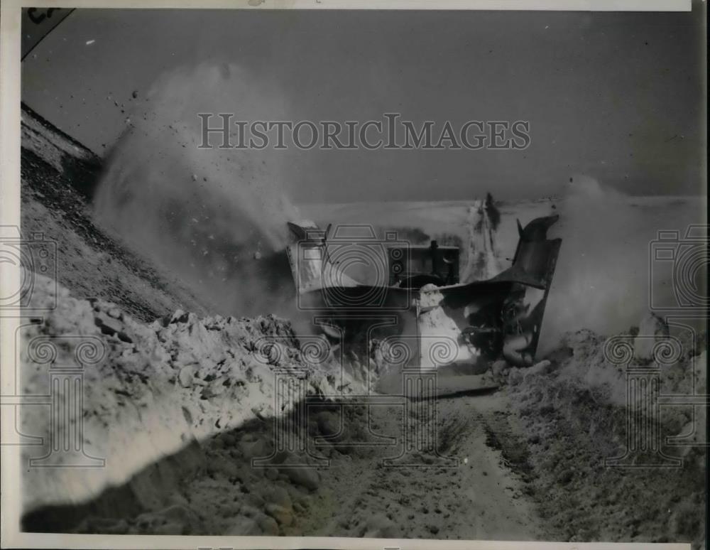 1939 Press Photo Snow plows clear road near Council Bluff, Iowa - nea37217 - Historic Images