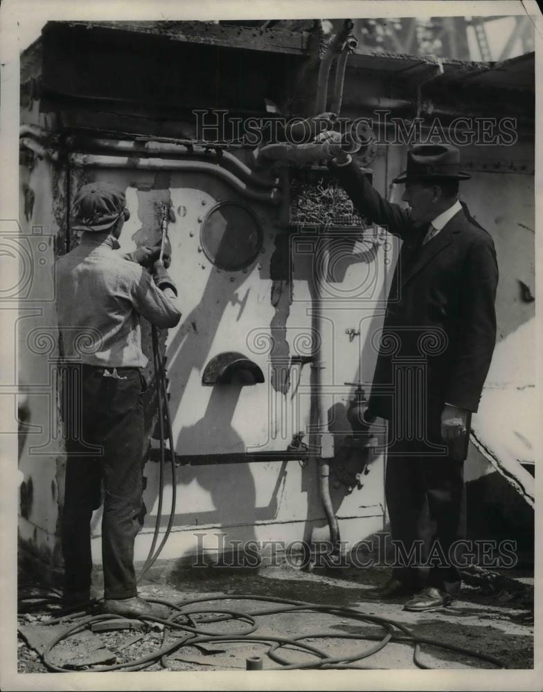1924 Press Photo Navy Secretary Meets With Workmen Cutting Thru Old Warship - Historic Images