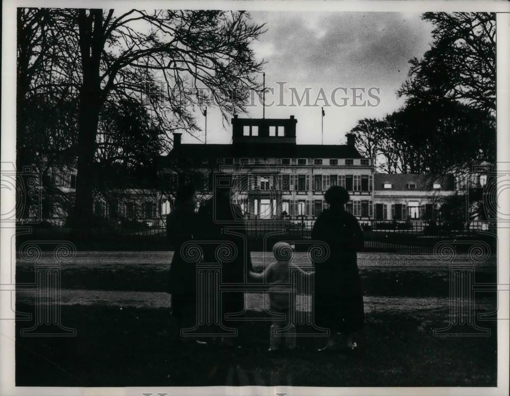 1938 Press Photo Princess Juliana & the Queen of Holland at Palace park - Historic Images