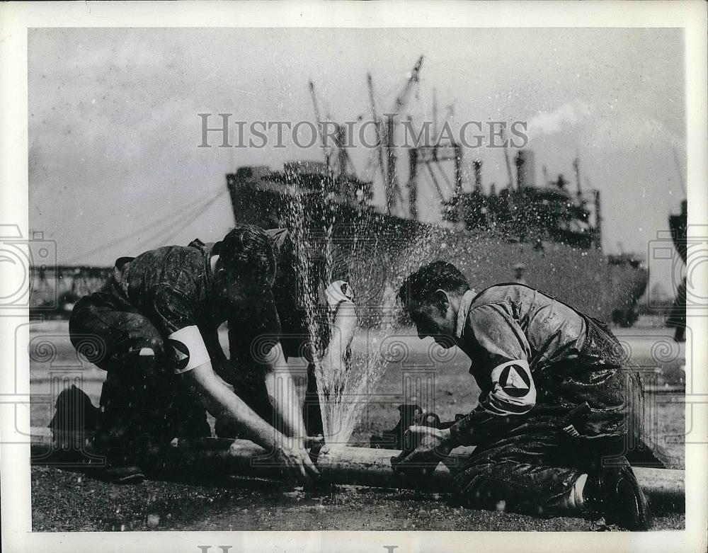 1942 Press Photo Utility squad firemen workers repair a broken pipe line - Historic Images