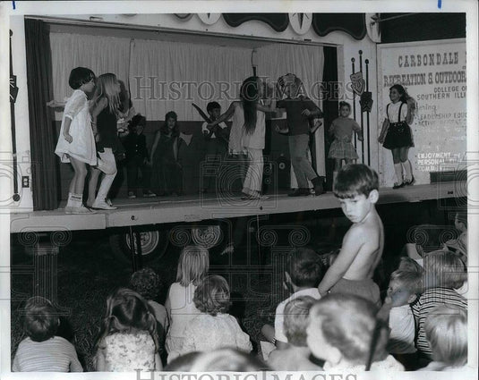 1969 Press Photo Neighborhood talent on Southern Illinois mobile stage - Historic Images