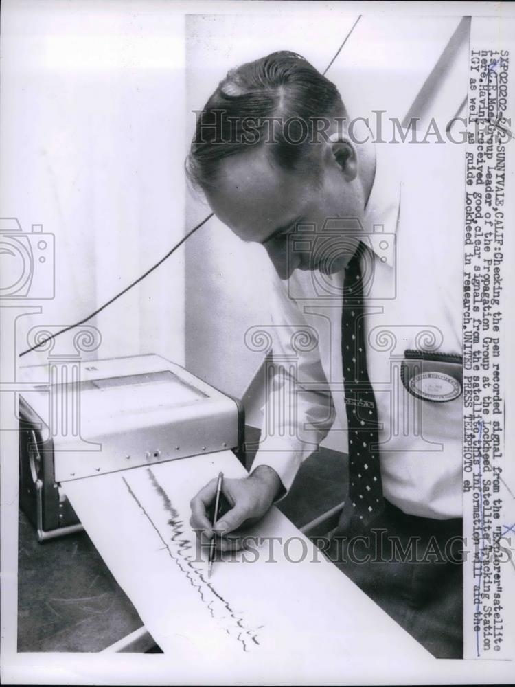 1958 Press Photo C. R. Moe of the Lockhead Satellite Tracking Station - Historic Images