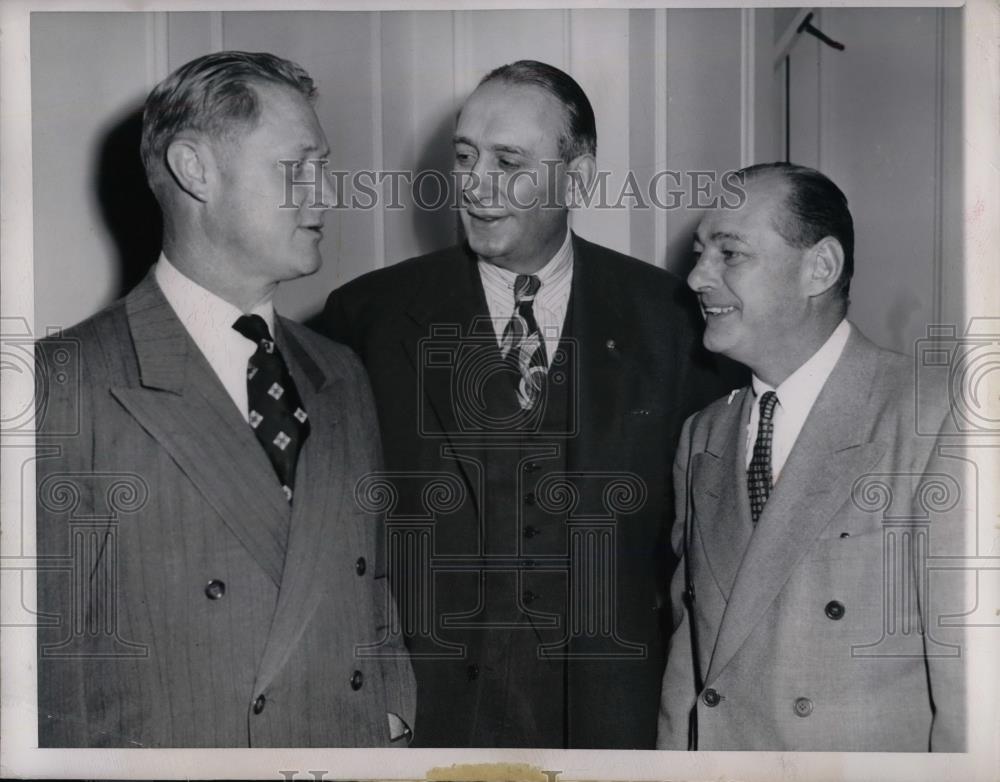 1948 Press Photo University Of Wisconsin Football Coach Red Mackey & Tug Wilson - Historic Images
