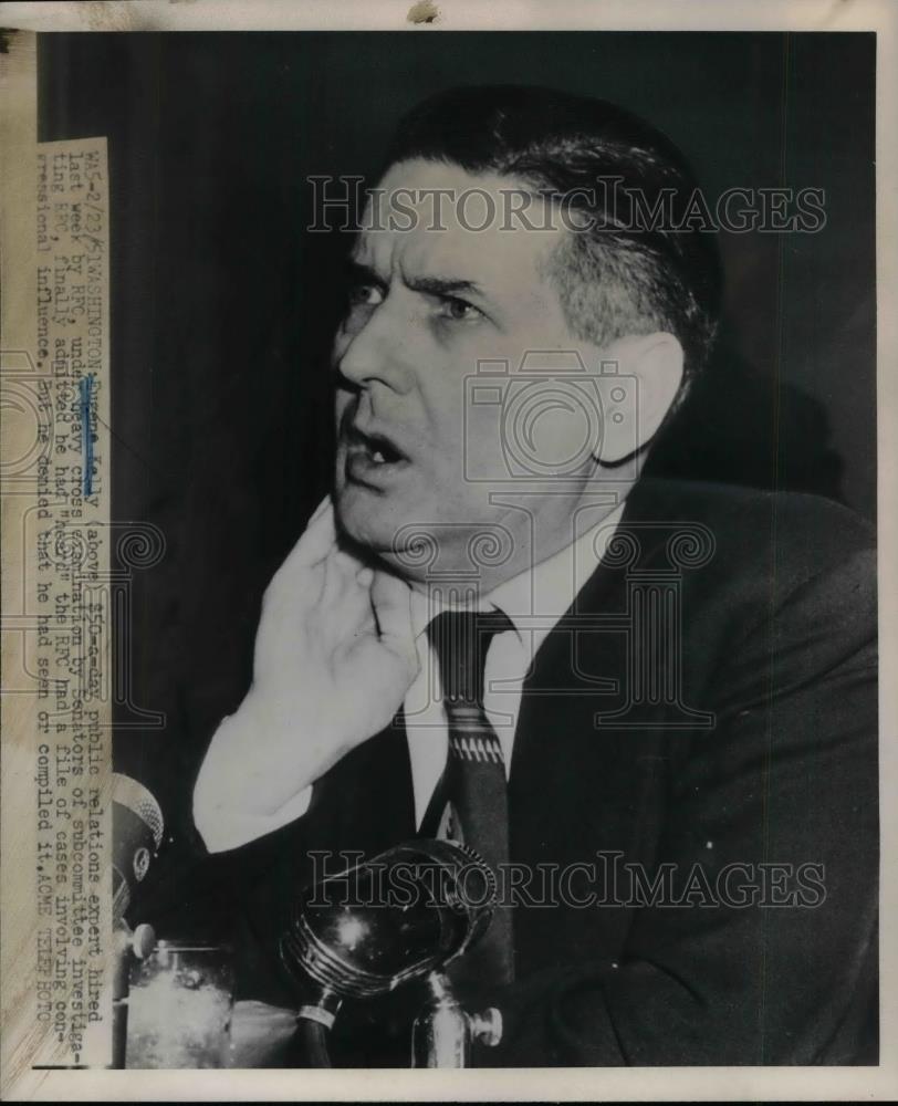 1951 Press Photo Eugene Kelly, public relations expert hired by RFC under heavy - Historic Images