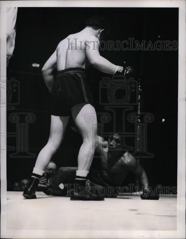 1945 Press Photo Tony Janirc Stands Over Humberto Zavala Before Fight Ends - Historic Images