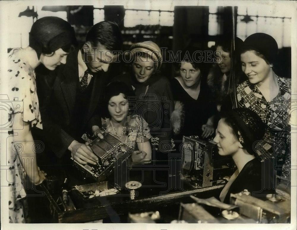 1931 Press Photo Miami Univ. Coeds Visit Crosley Radio Corporation, Neil Bauer - Historic Images