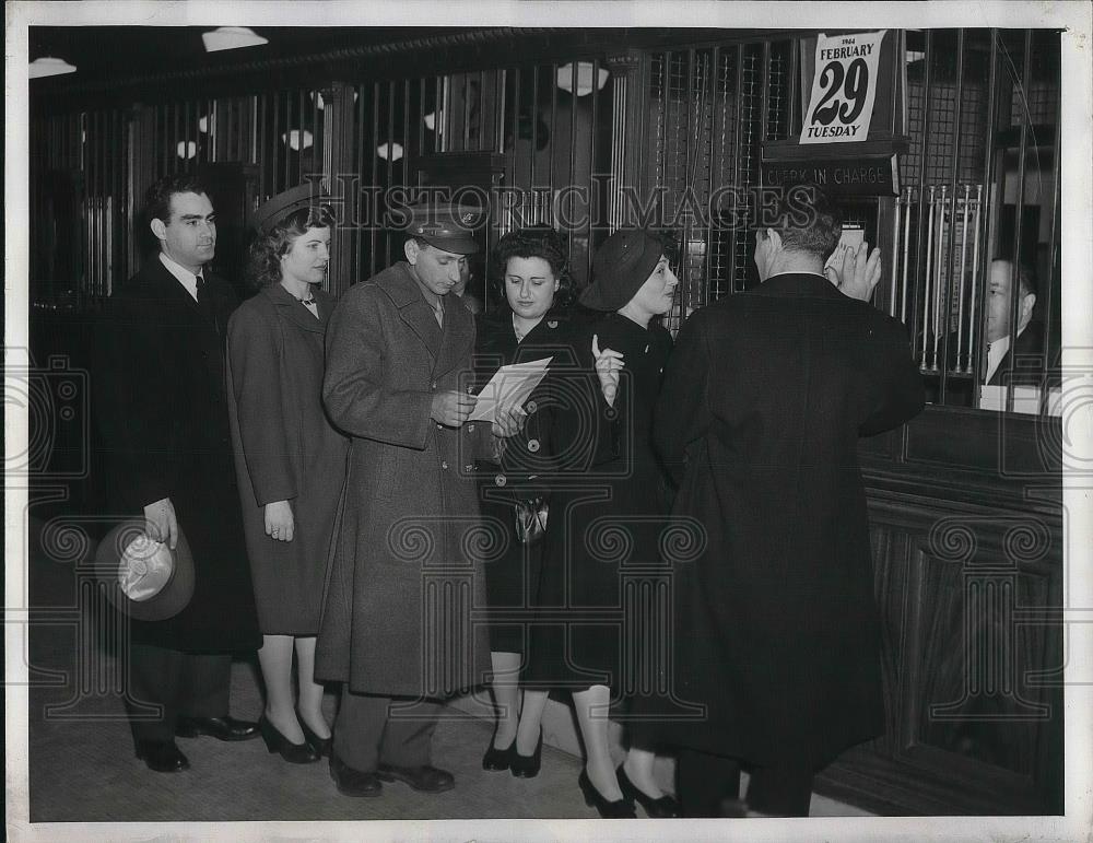 1944 Press Photo Couples getting married on Leap Year Day, Daniel Vona, Clerk - Historic Images