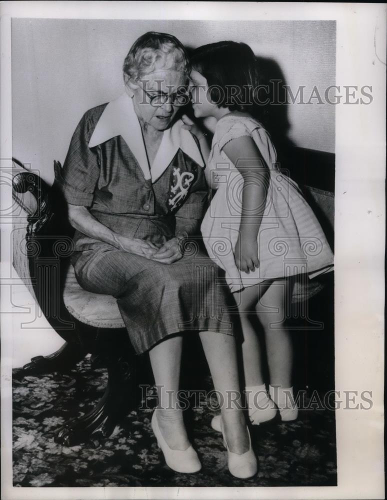 1955 Press Photo Mrs Mamie Sinclair & granddaughter Julie Bethurum - nea34734 - Historic Images