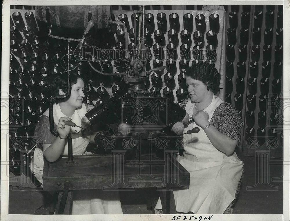 1934 Press Photo Filling Champagne Bottles from Champagne Vault in California - Historic Images